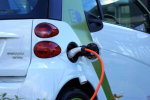 Auto elettriche aumentano prezzi ricarica