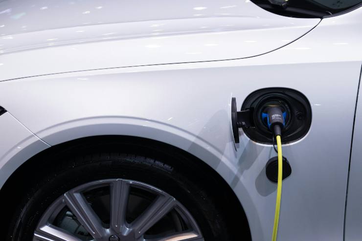 Auto elettriche aumentano prezzi ricarica